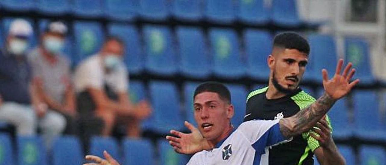 Ethyan González, en una acción del partido de la segunda jornada entre el Tenerife y el Sporting.