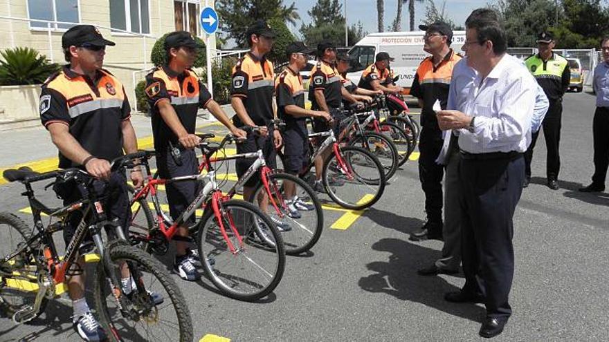 El alcalde, ayer, con los agentes que integrarán la nueva unidad de playas a cargo de Protección Civil.