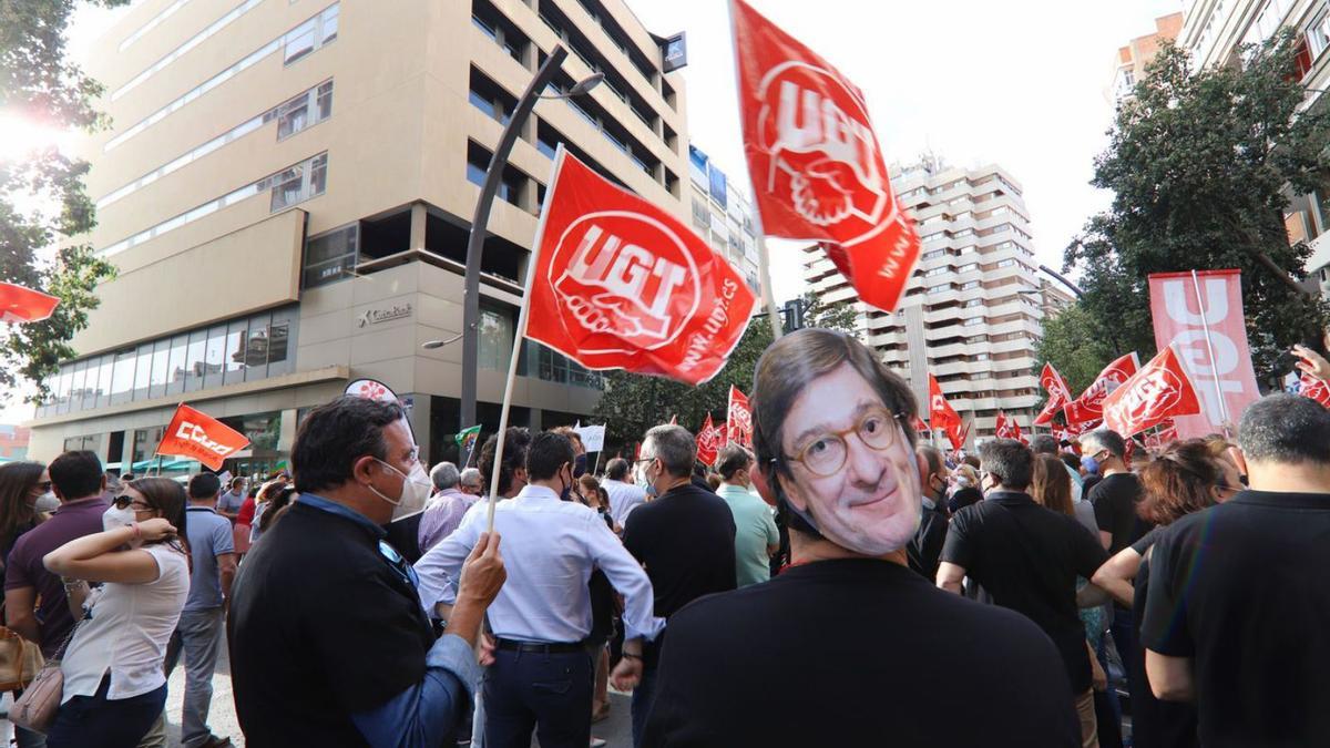 Protesta de los trabajadores de CaixaBank contra el ERE en la Gran Vía de Murcia. | JUAN CARLOS CAVAL