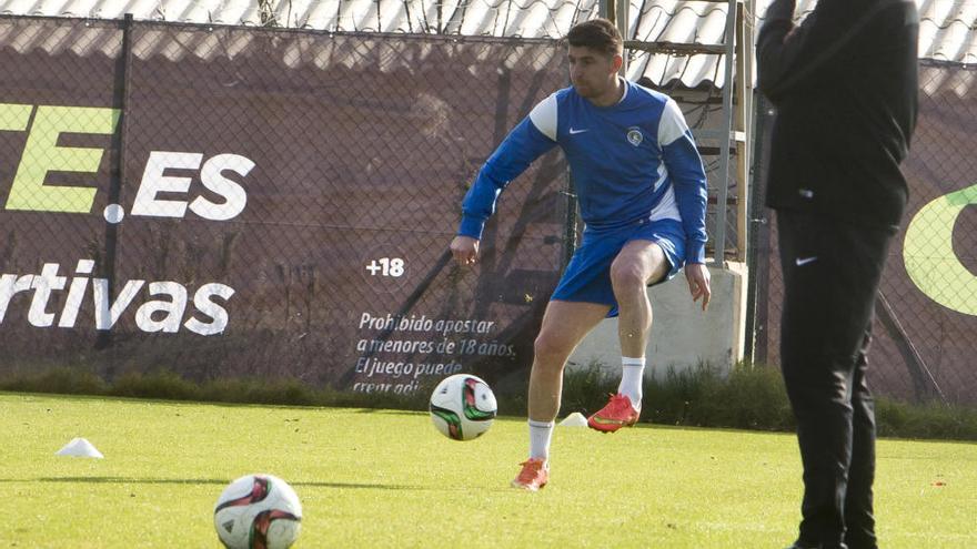 Javi Flores vuelve a entrenar y Mir le prueba como interior