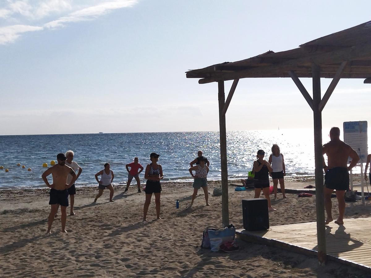 Gimnasia en la playa de la Marineta Cassiana