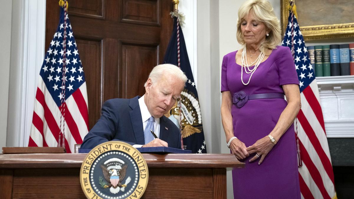 El president dels Estats Units, Joe Biden, signa la històrica llei per regular les armes