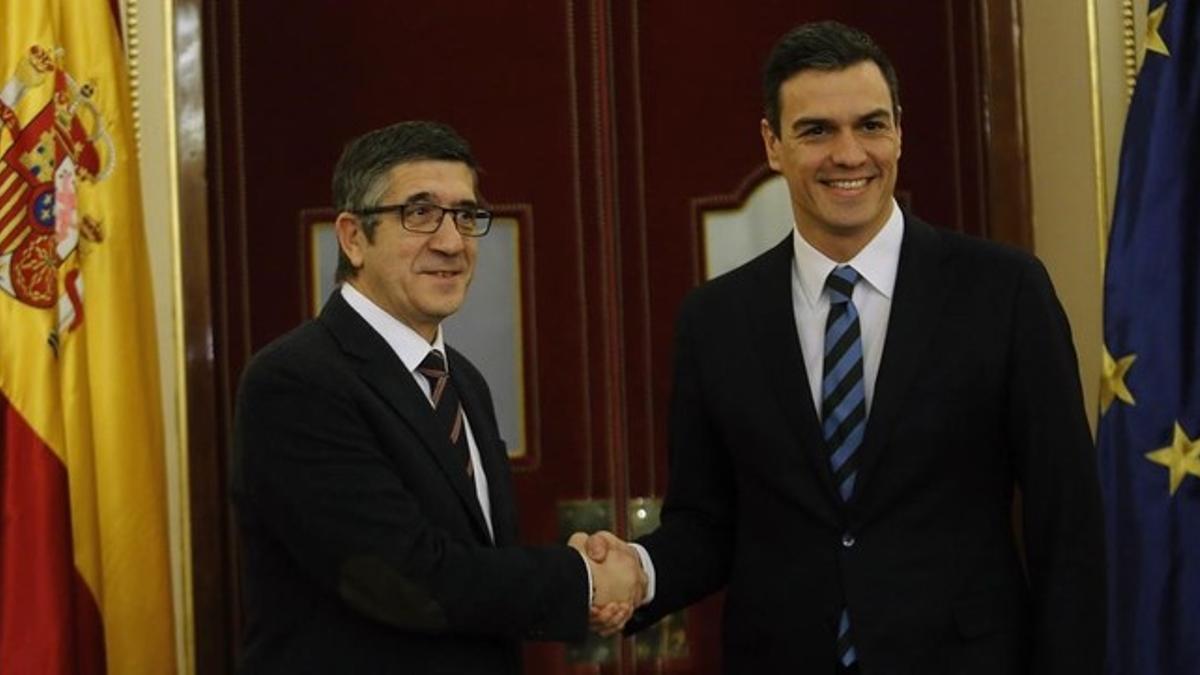 Patxi López y Pedro Sánchez, este lunes en el Congreso.