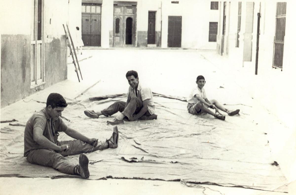 Proceso de confección de un toldo en una imagen histórica de la empresa.