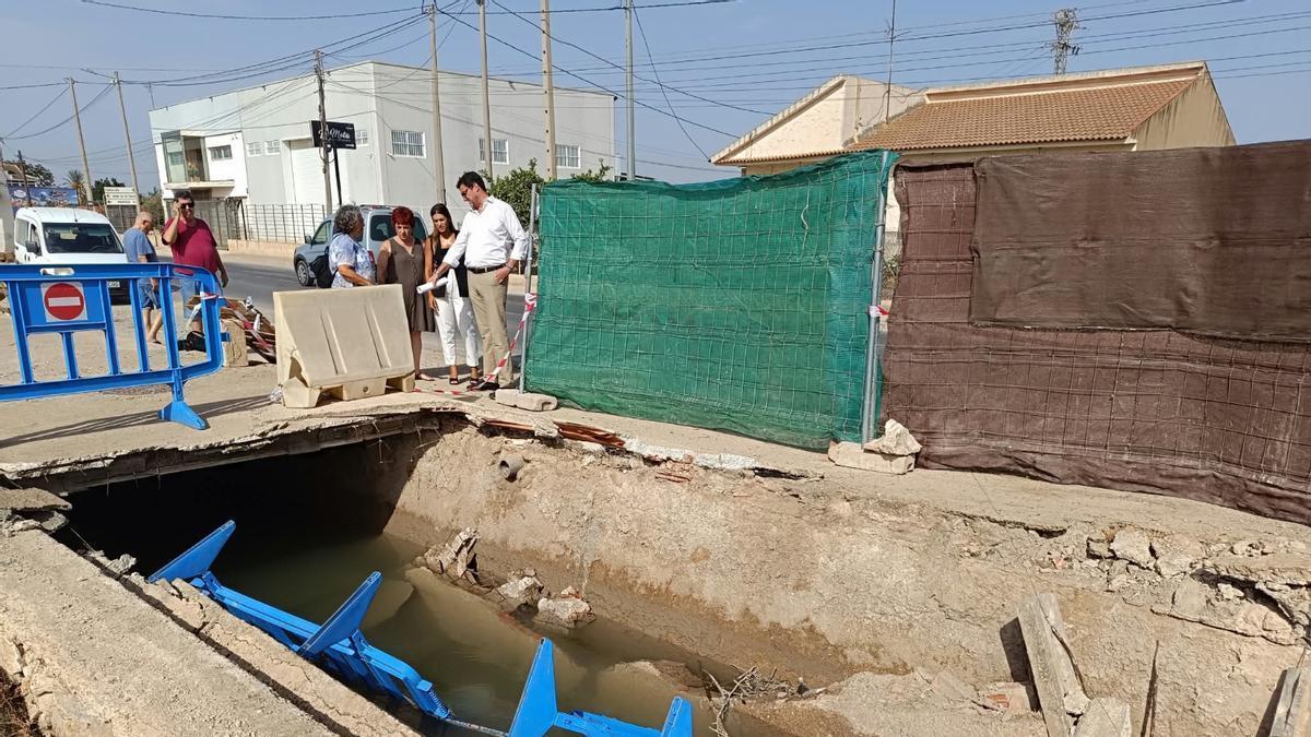 Estado actual del hundimiento de un tramo del cimbrado en la Orilla del Azarbe de Murcia.