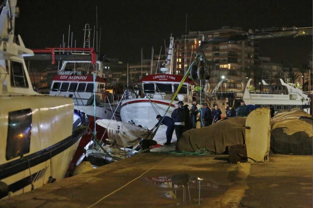 Remolque de la embarcación de recreo y extracción de los fardos