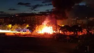 Un incendio calcina un asentamiento de barracas en Barcelona: los Mossos investigan si fue provocado