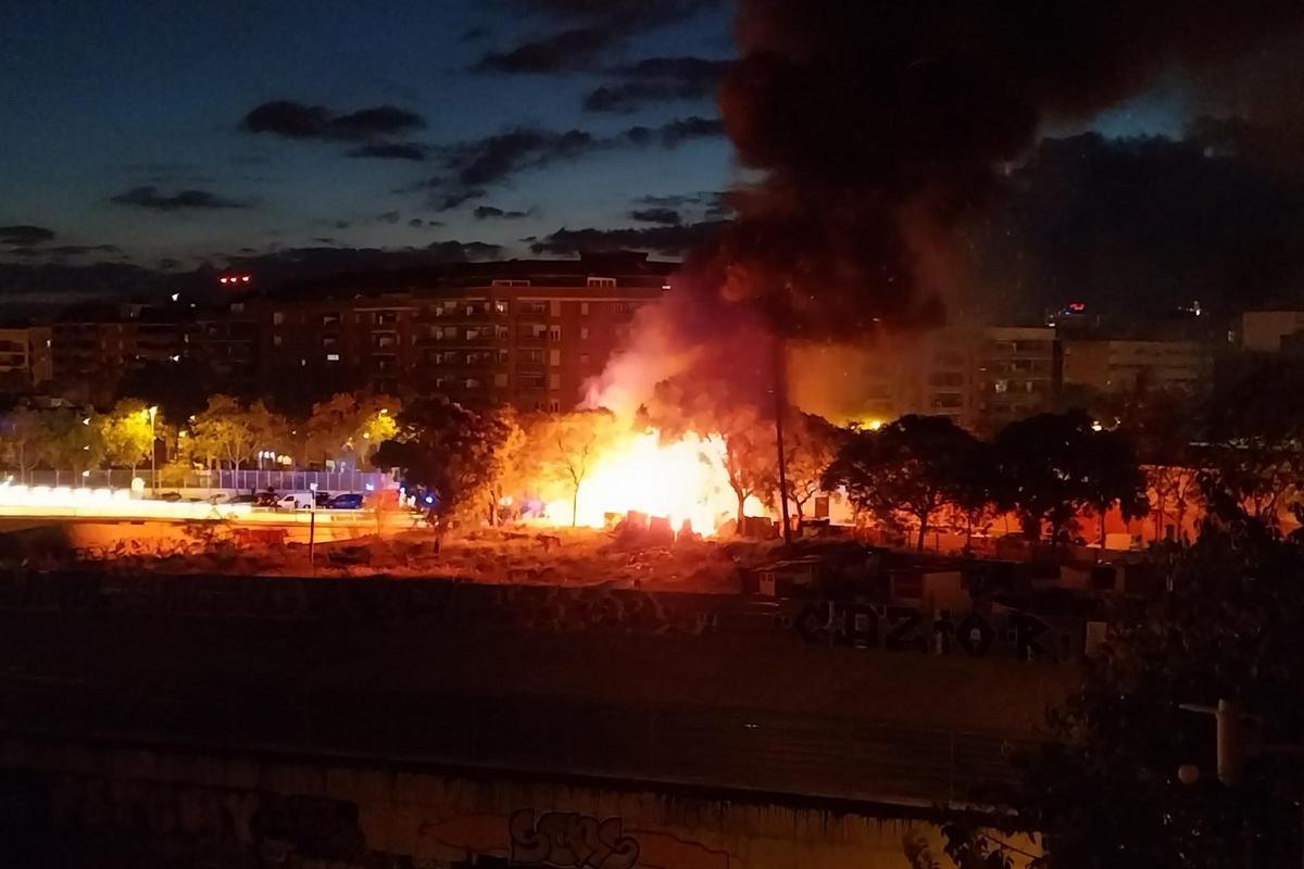 Incendio en un asentamiento de barracas en la calle de Bac de Roda de Barcelona
