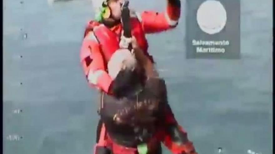 Espectacular rescate de dos pescadores asturianos por Salvamento Marítimo