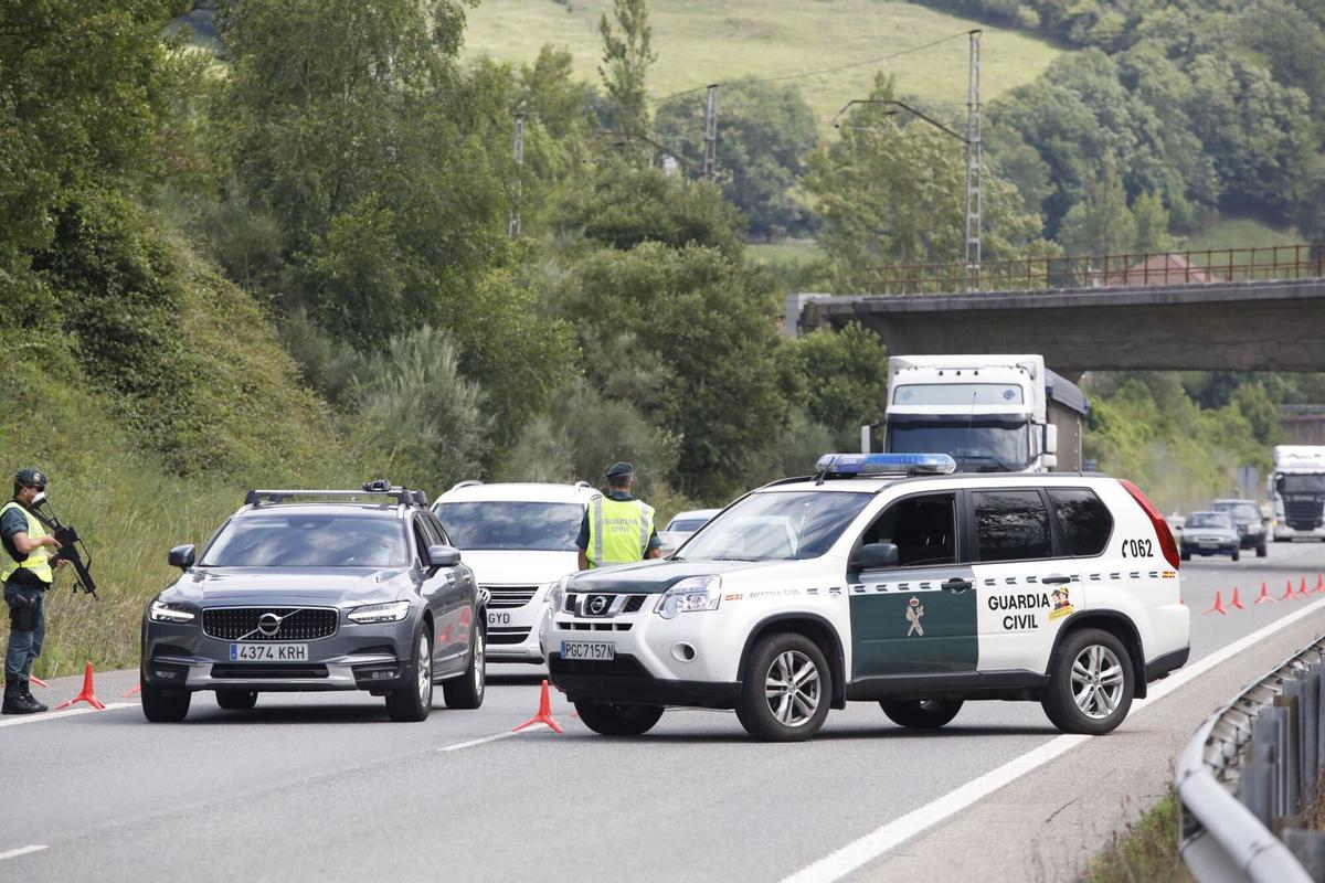 LA GUARDIA CIVIL CORTANDO TRAFICO Y REGISTRANDO VEHICULOS.. AUTOVIA A-66.