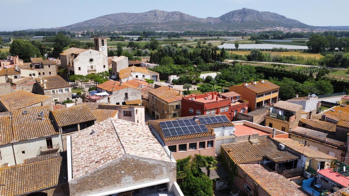 Plaques solars instal·lades a Gualta; com en aquest municipi, ara quinze més es beneficiaran de les ajudes europees per instal·lar energia fotovoltaica a edificis i equipaments municipals