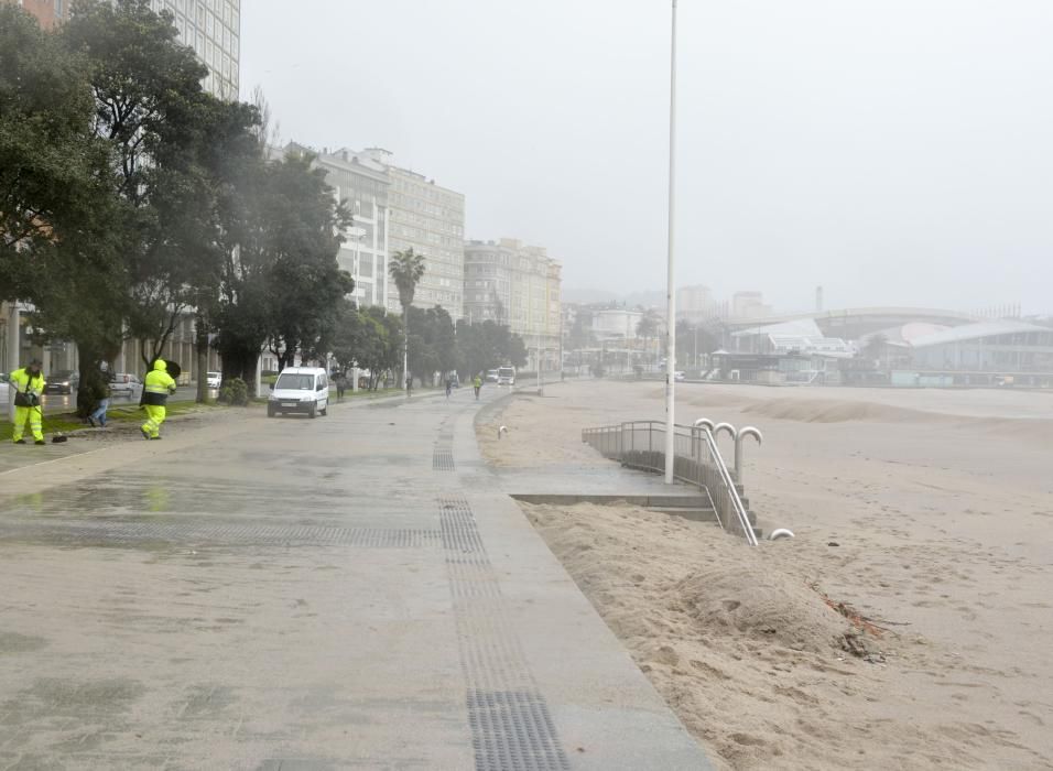 El paseo, cortado al tráfico tras llegar las olas a la carretera