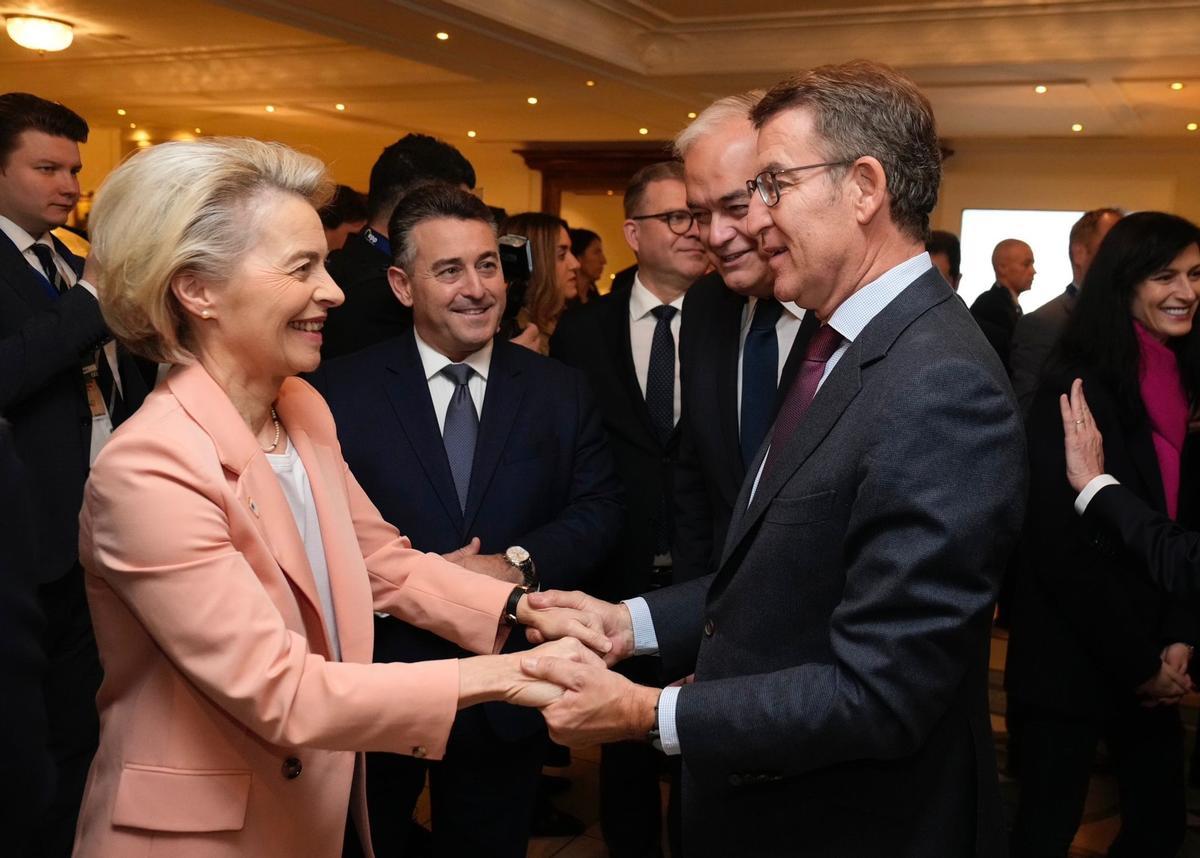 Alberto Núñez Feijóo se saluda con la presidenta de la Comisión Europea, Ursula von der Leyen.
