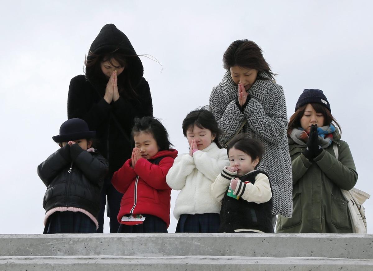 KMA28 UKEDO (JAPÓN) 11/03/2016.- Varias personas guardan un minuto de silencio en memoria de las víctimas del terremoto y posterior tsunami de hace cinco años en el distrito de Abraham en Sendai (Japón) hoy, 11 de marzo de 2016. Japón recordó hoy con un minuto de silencio el terremoto y el tsunami acaecidos hace justo cinco años, que dejaron más de 18.000 muertos y desaparecidos en el noreste de Japón y provocaron el accidente nuclear de la central de Fukushima. En los diversos actos celebrados por todo el país se guardó un minuto de silencio a las 14.46 hora local (05.46 GMT), momento exacto en el que el 11 de marzo de 2011 se registró el terremoto de 9 grados en la escala abierta de Richter que desencadenó la tragedia. EFE/Kimimasa Mayama