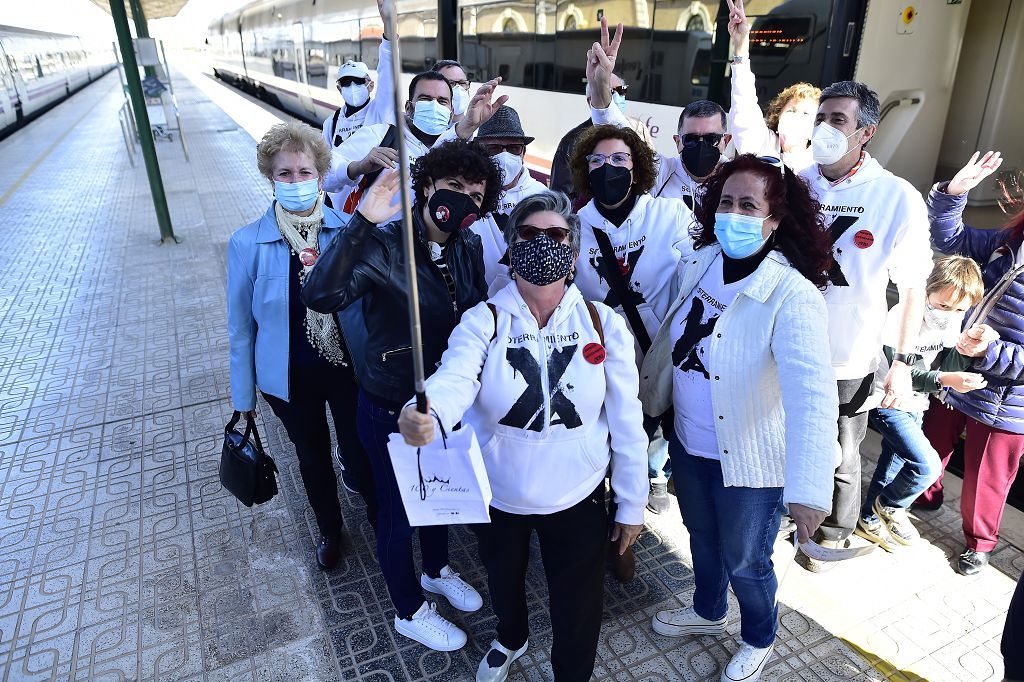 Los vecinos de las vías, celebran su primer viaje en el nuevo tren soterrado