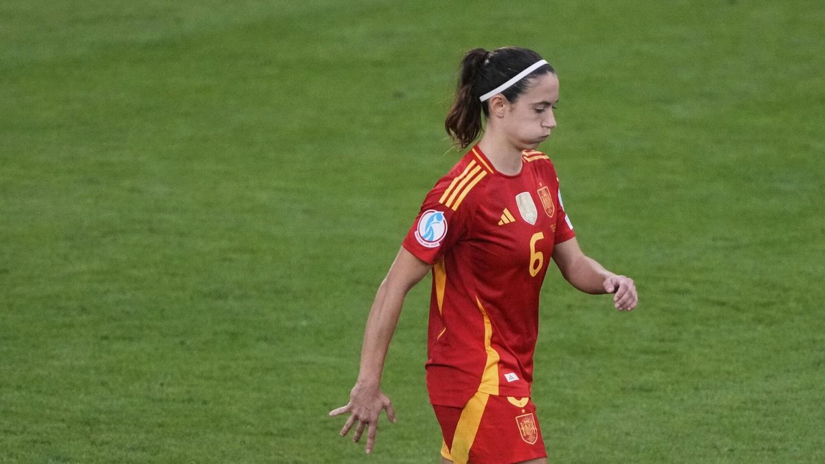 Aitana Bonmatí reacciona al fallo de su penalti.