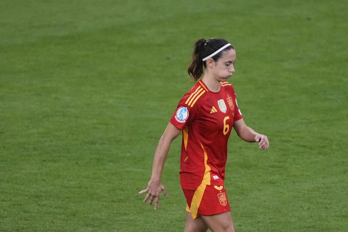 Aitana Bonmatí reacciona al fallo de su penalti.