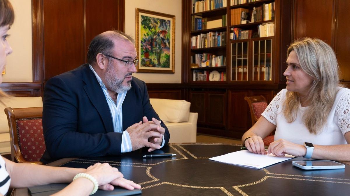 Reunión presidenta Marta Barrachina con presidente de la ACTM Carmelo Martínez.