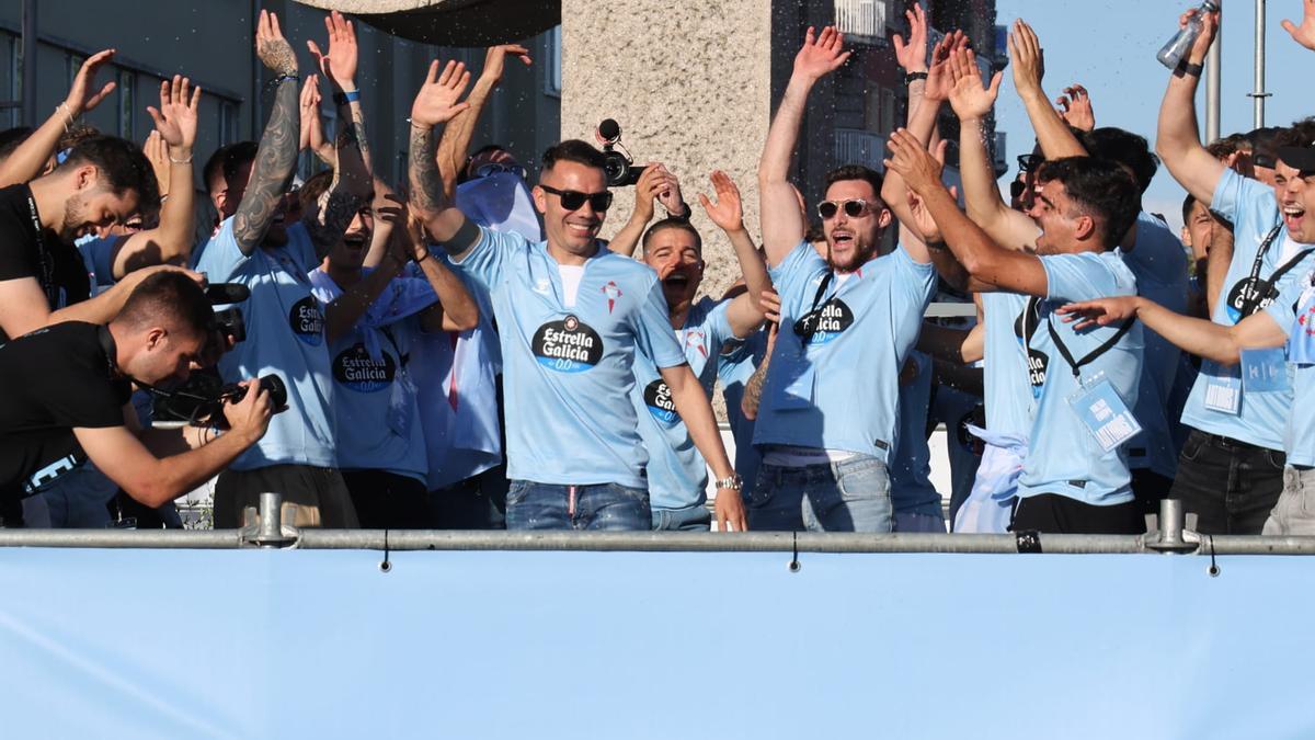 Un aclamado Iago Aspas en la celebración de la victoria.