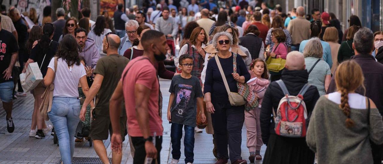 Una calle muy concurrida de Canarias