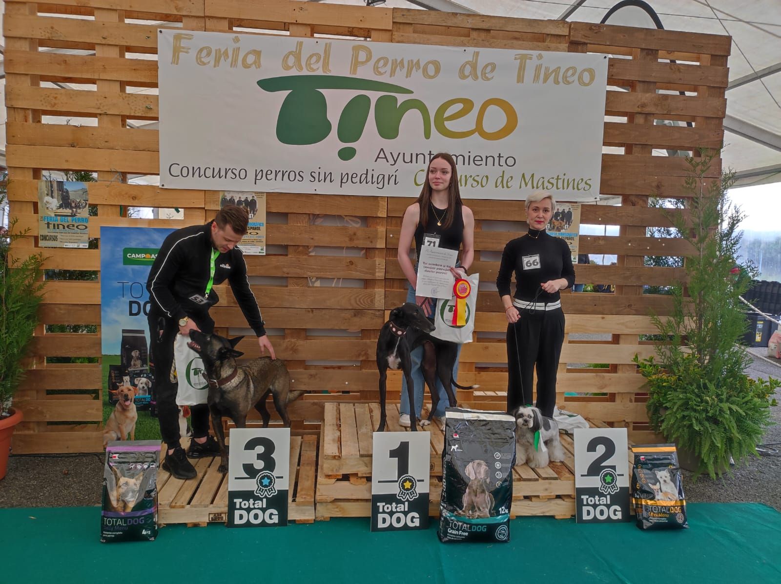 Éxito de público y animales en la 28ª Feria del Perro de Tineo