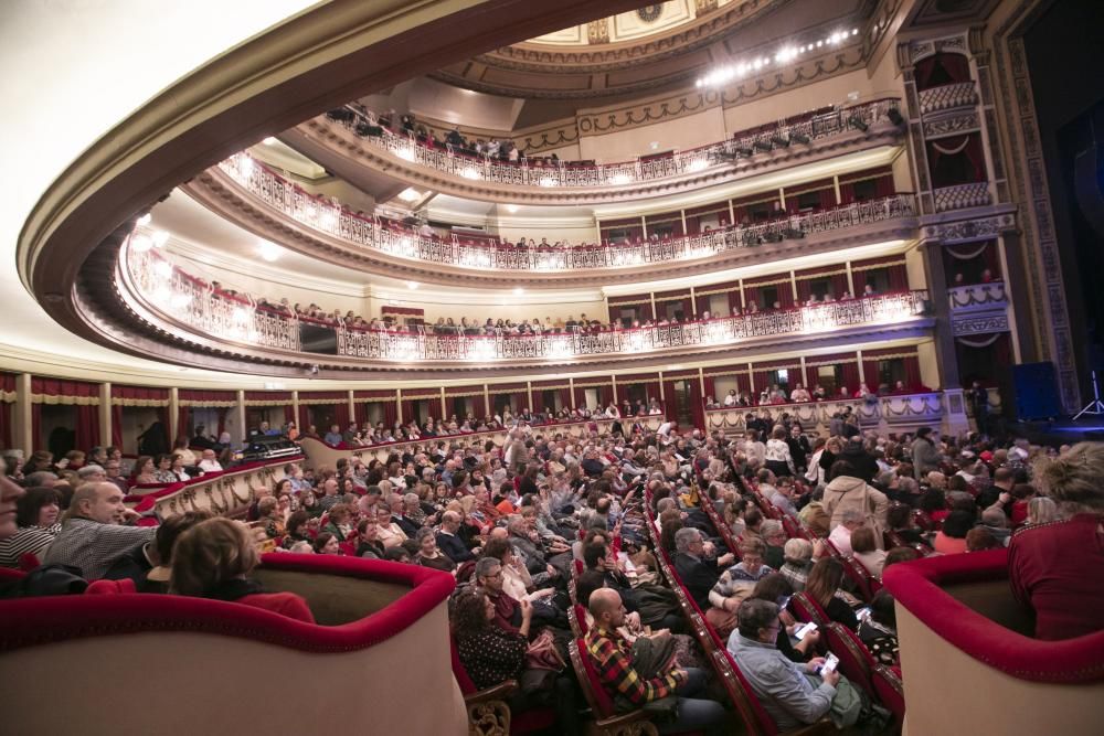 Concierto de Víctor Manuel en el teatro Campoamor.