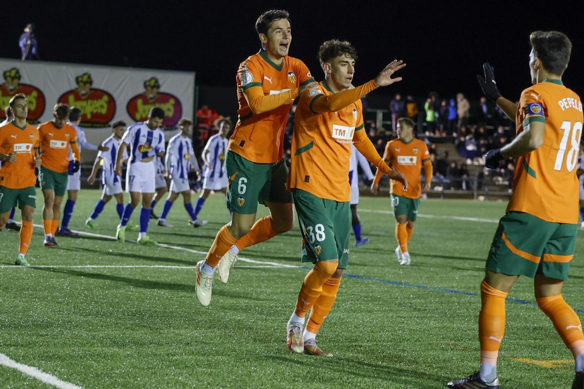 Los jugadores del Valencia celebran un gol