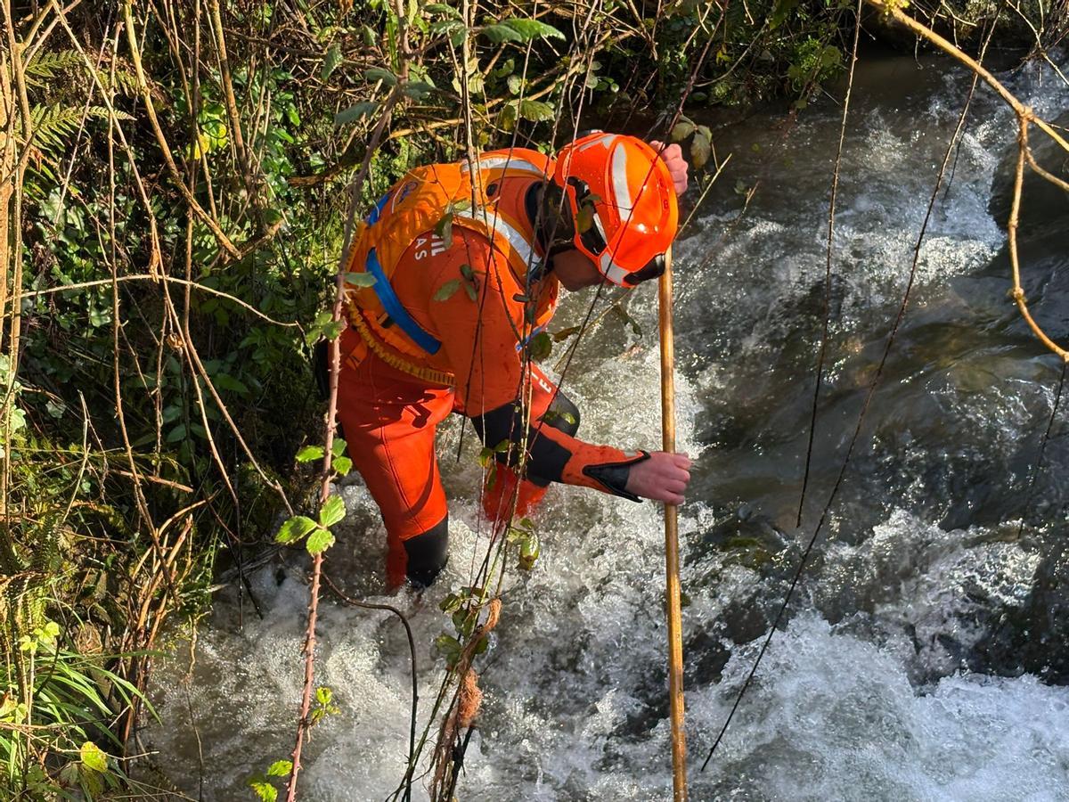 Un bombero rastreando este sábado el río Silvestre