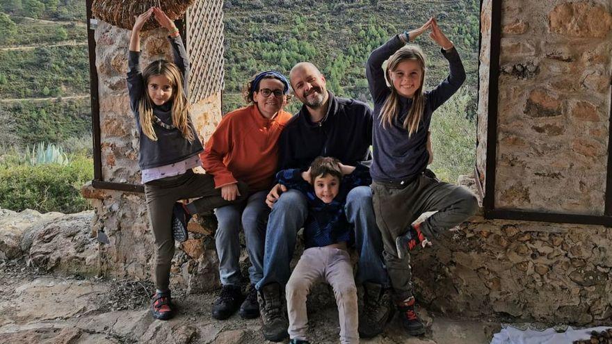 Fernando, con su mujer y sus hijos se ha instalado en el municipio de Vall de Almonacid.