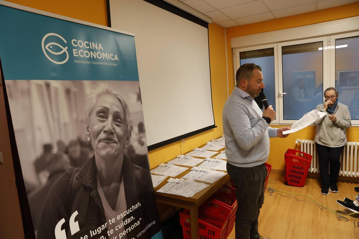 Un ejemplo de "humanidad y entrega": la Cocina Económica de Gijón rinde homenaje a sus voluntarios (en imágenes) Un ejemplo de "humanidad y entrega": la Cocina Económica de Gijón rinde homenaje a sus voluntarios (en imágenes)