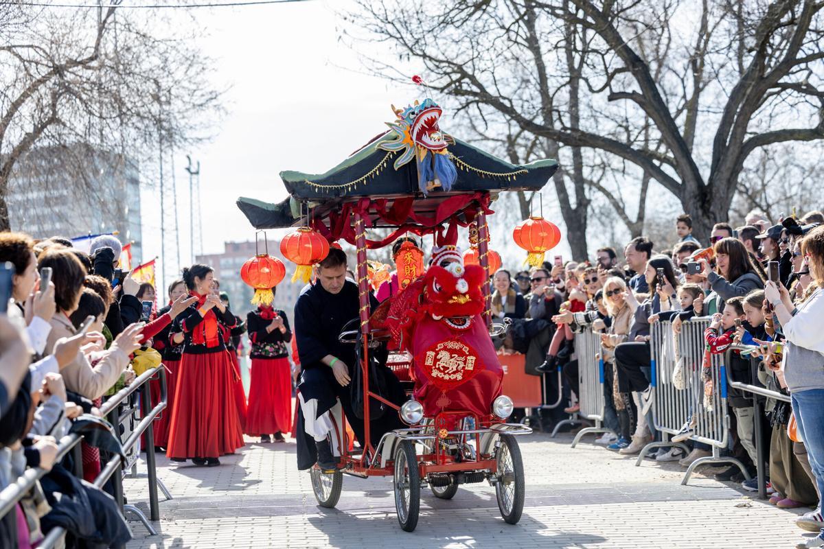 Varias personas durante la celebración del Gran Desfile del Año Nuevo chino, en el parque Pradolongo, a 22 de febrero de 2026, en Madrid (España). Madrid celebra en el distrito de Usera el Año Nuevo Chino 2026, el Año del Caballo de Fuego, con un completo programa cultural y el Gran Desfile, que este año estrena nuevo recorrido por el parque de Pradolongo, principal pulmón verde del distrito. 22 FEBRERO 2026;AÑO NUEVO CHINO Ricardo Rubio / Europa Press 22/02/2026. Ricardo Rubio
