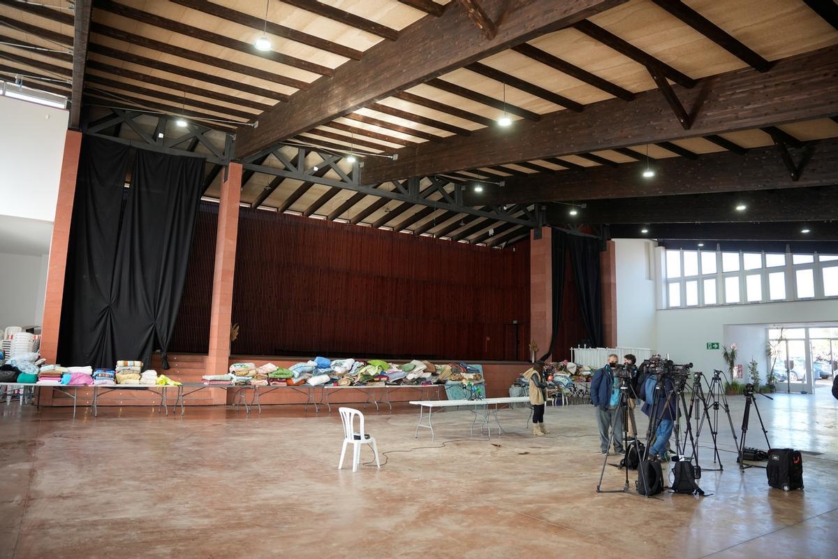 Varios medios de comunicación graban dentro de la caseta municipal de Adamuz, adonde fueron evacuados los supervivientes del accidente de trenes.