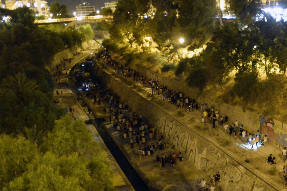 El castillo lanzado desde el puente del Ferrocarril despide las fiestas con la tradicional cascada y la limitación del aforo en la ladera