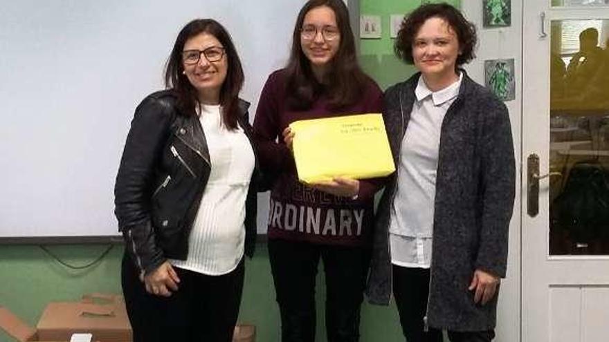 La premiada, en el centro, junto a la edil de Educación, a la izquierda.