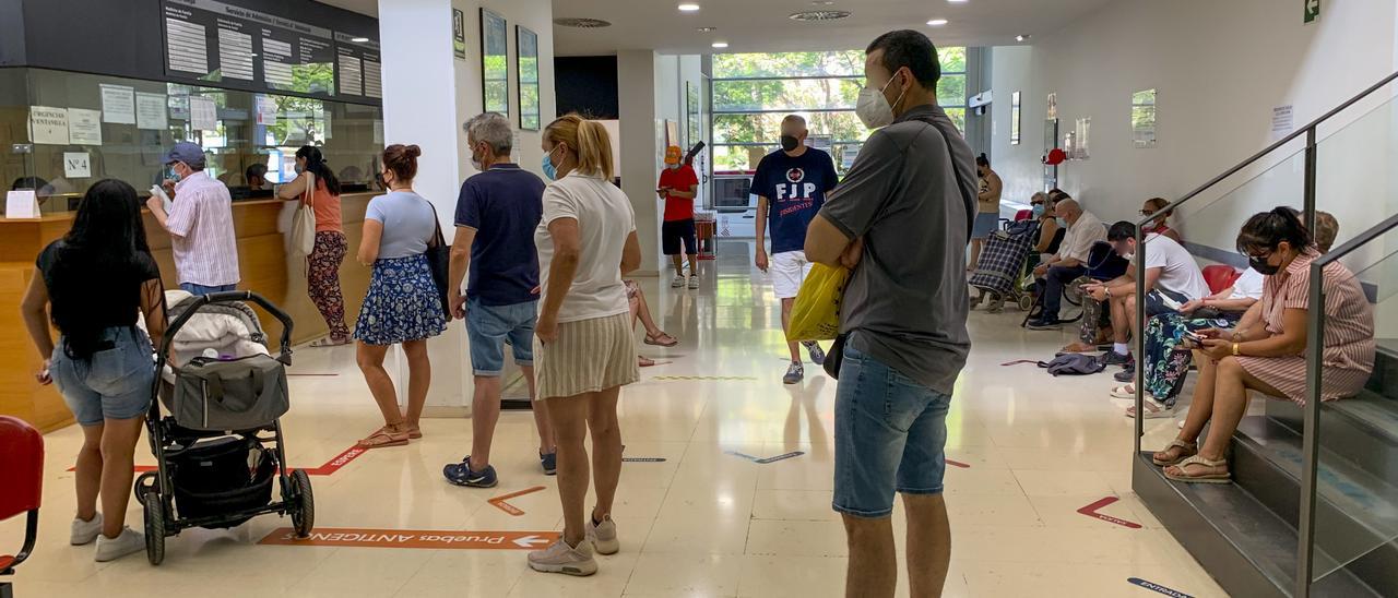 Pacientes esperan a ser atendidos en el mostrador de un centro de salud de Alicante