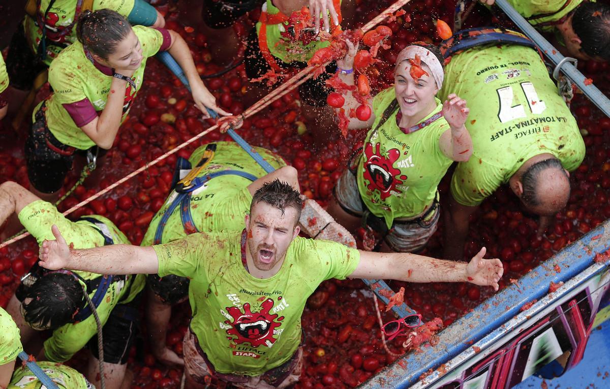 GRA079 BUÑOL (COMUNIDAD VALENCIANA) 30/08/2017.- El estallido de una carcasa pirotécnica ha marcado, a las 10.55 horas, el inicio de la Tomatina de Buñol (Valencia), que en su septuagésima segunda edición reúne a más de 22.000 personas para lanzar 160.000 kilos de tomates maduros durante alrededor de una hora.EFE/ Miguel Angel Polo GRA079 BUÑOL (COMUNIDAD VALENCIANA) 30/08/2017.- El estallido de una carcasa pirotécnica ha marcado, a las 10.55 horas, el inicio de la Tomatina de Buñol (Valencia), que en su septuagésima segunda edición reúne a más de 22.000 personas para lanzar 160.000 kilos de tomates maduros durante alrededor de una hora.EFE/ Miguel Angel Polo