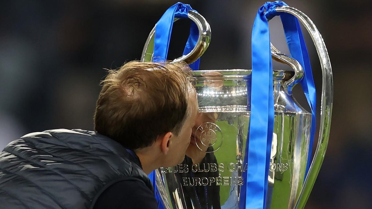 Tuchel besando el trofeo de la Champions League