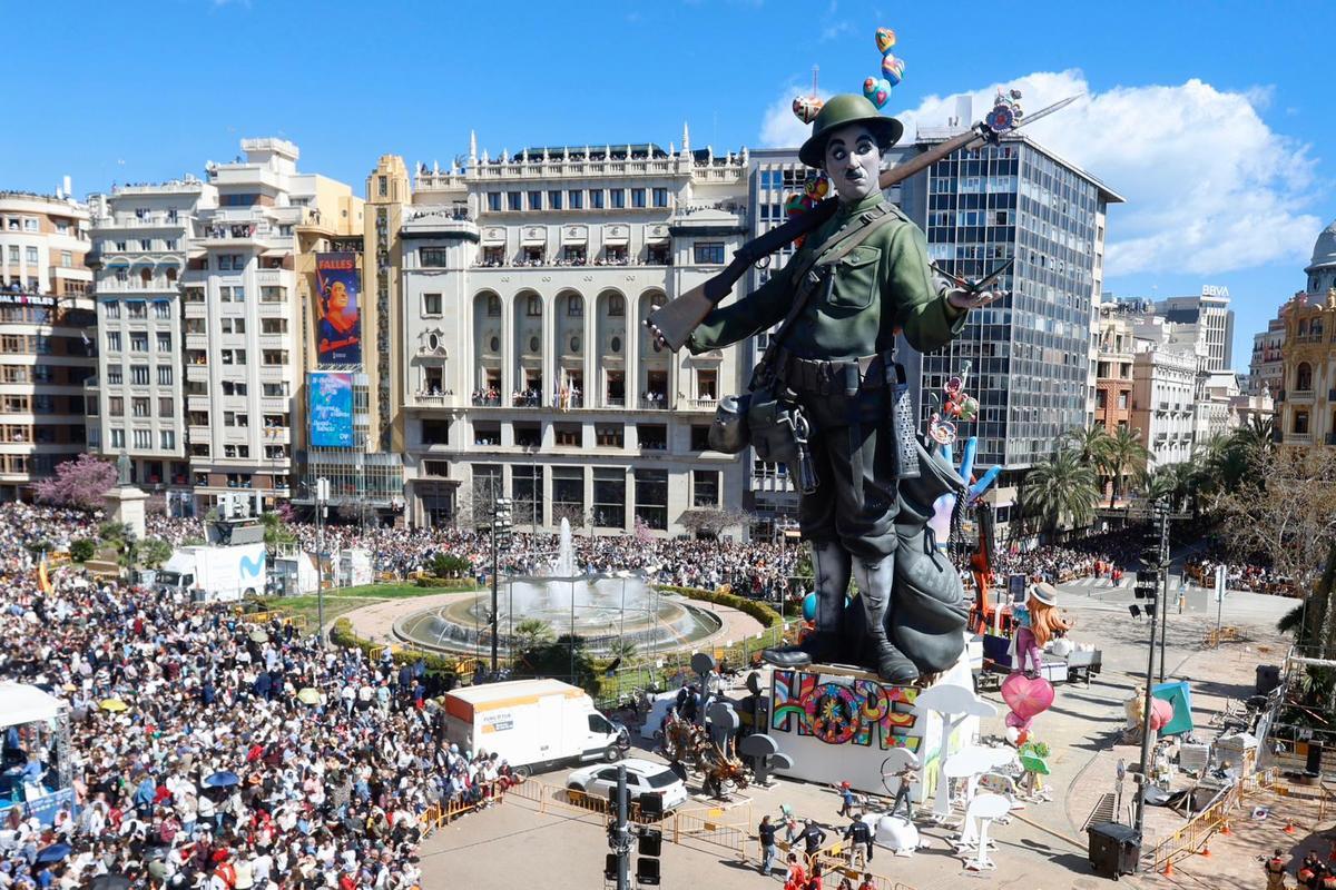 Fallas 2026: Se amplía el perímetro de seguridad al agrietarse un ninot de la falla municipal como consecuencia del viento
