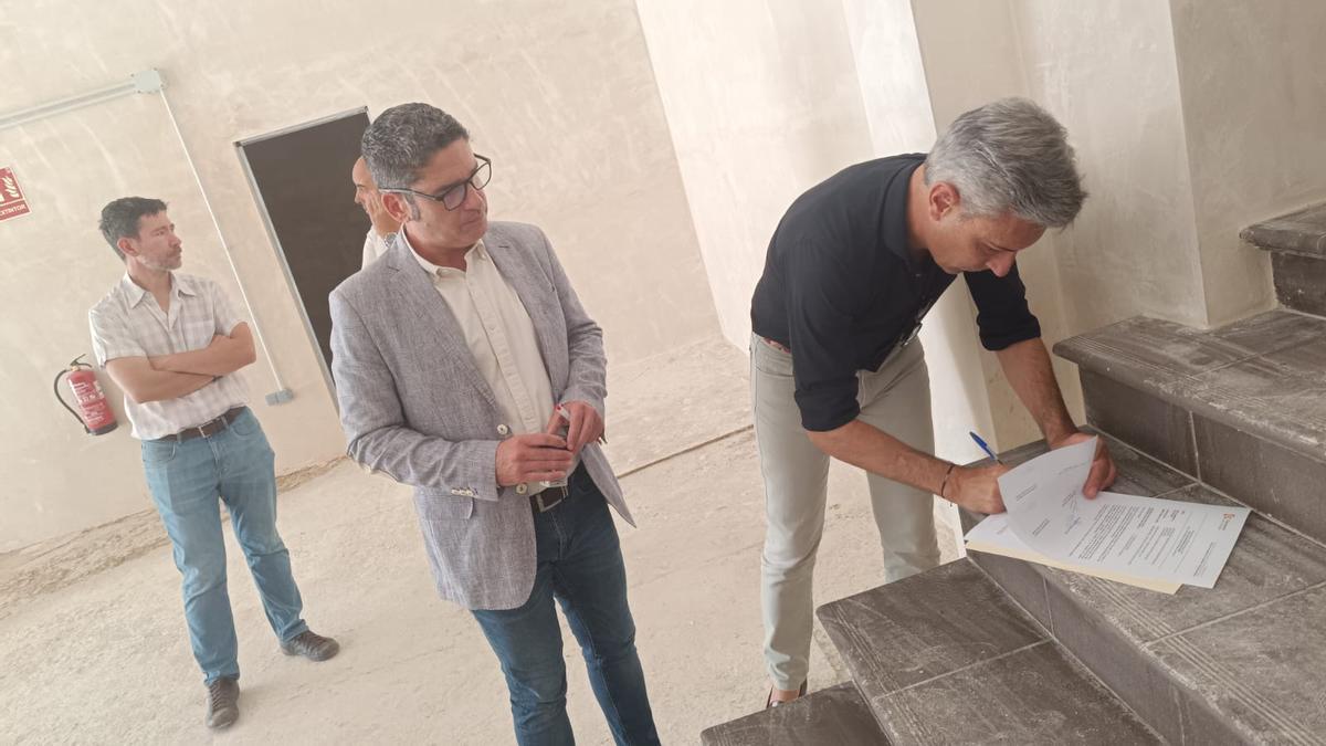 Andrés Lorite firma la recepción de la obra en presencia de Juan Antonio Reyes.