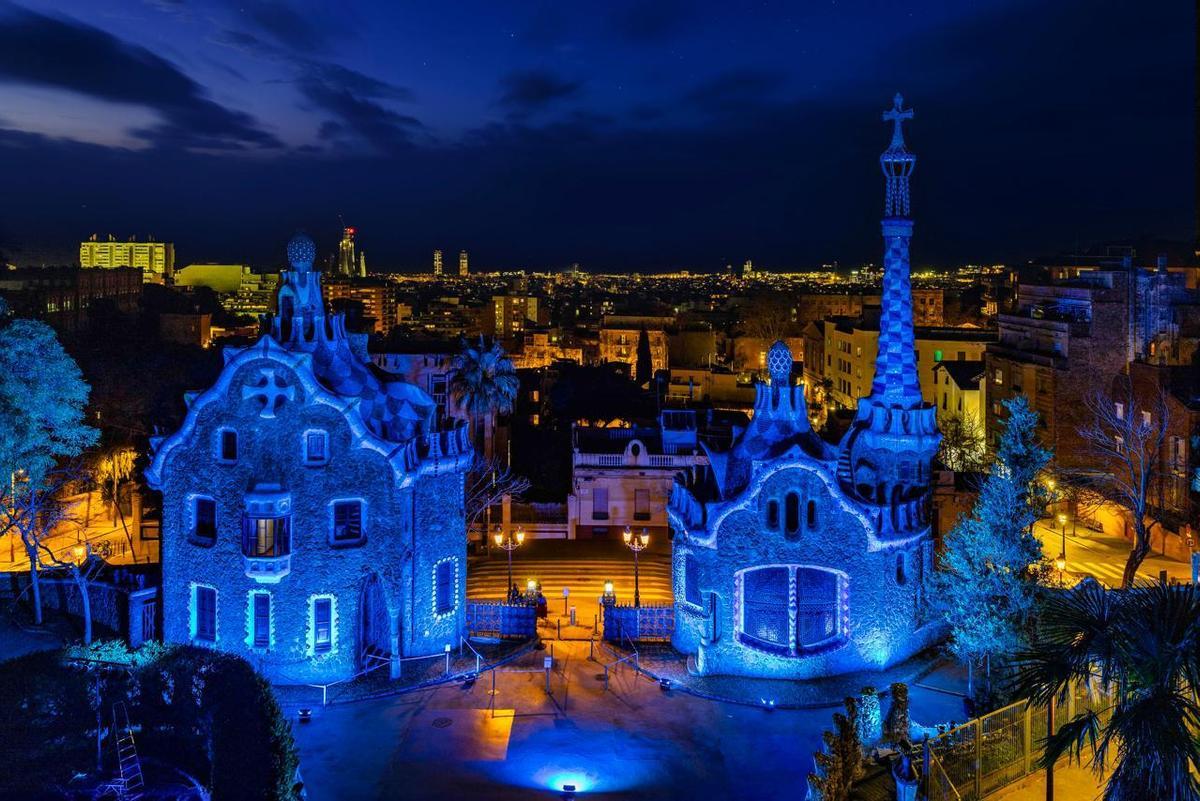 Las viviendas del Park Güell iluminadas de azul, este viernes por la noche.