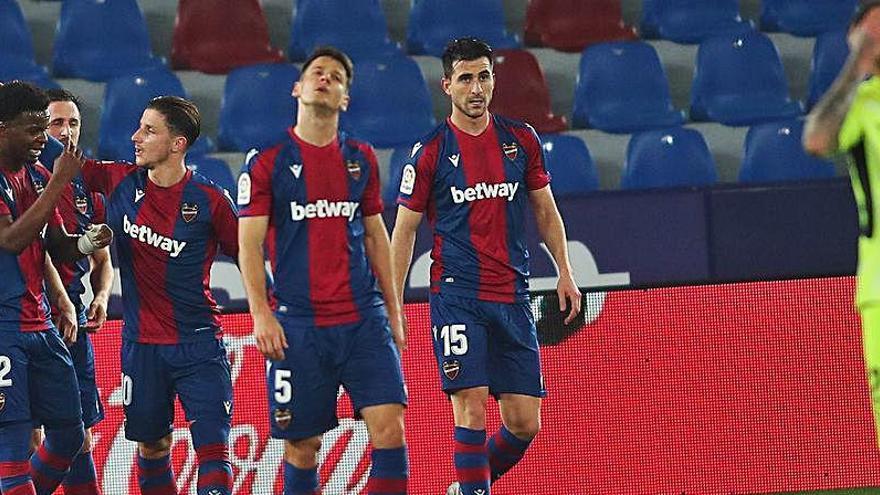 Los granotas celebran el gol de Bardhi en el Ciutat de València