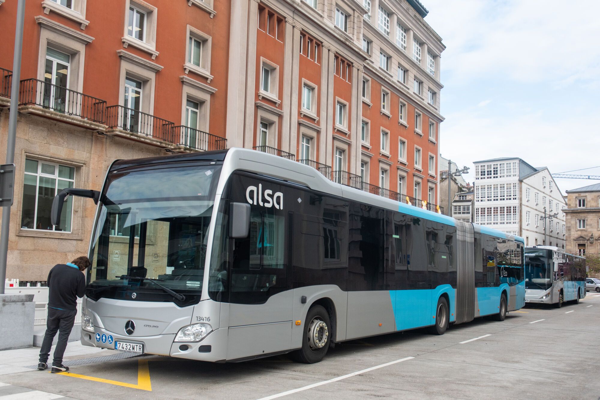 Parada de los buses interurbanos en la calle Manuel Casás.