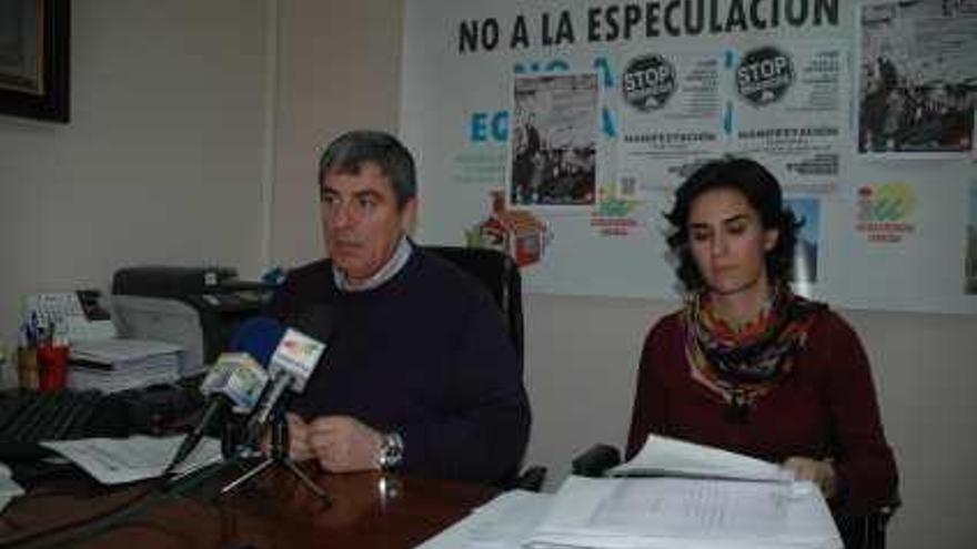 Los ediles de IU Salvador Marín y Eva Fernández, en rueda de prensa.