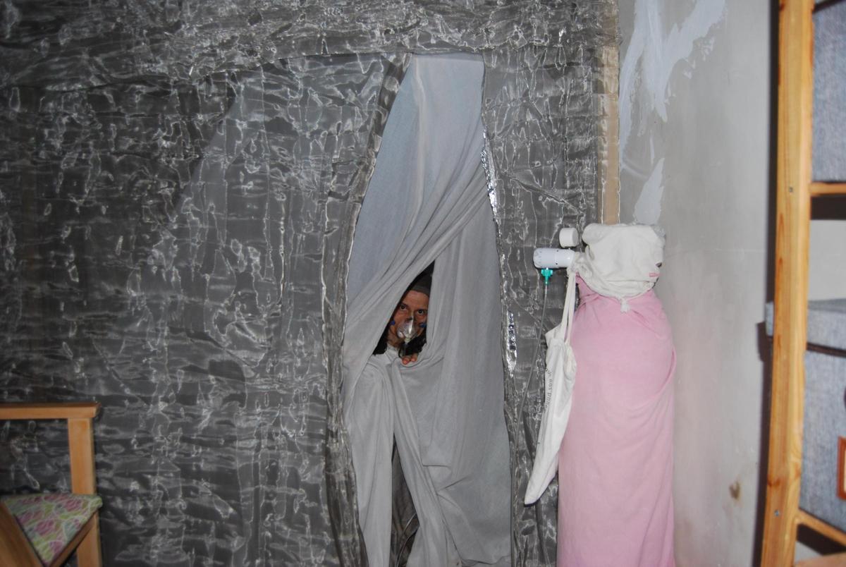 Almudena dentro de la jaula de Faraday