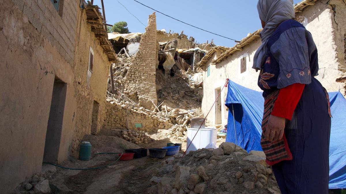Una de las vecinas afectadas por el terremoto en el pueblo de Azgour (Marruecos)