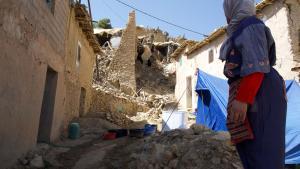 Una de las vecinas afectadas por el terremoto en el pueblo de Azgour (Marruecos)