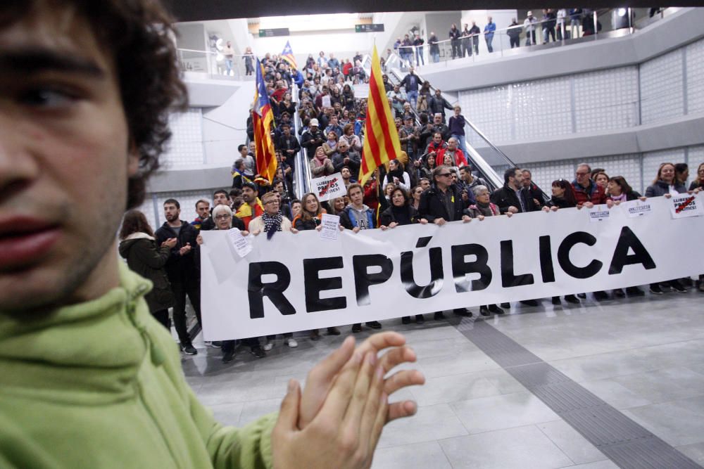 Manifestants tallen les vies del TAV a l'estació de Girona