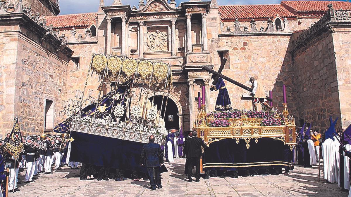 Jesús con la Cruz y su Madre: Espectacular encuentro de Jesús con la cruz a cuestas y su Madre.