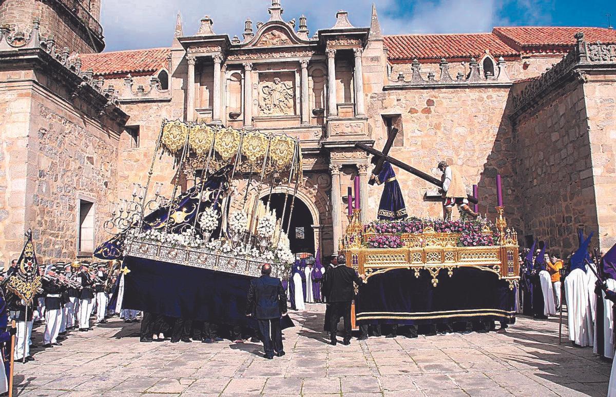 Jesús con la Cruz y su Madre: Espectacular encuentro de Jesús con la cruz a cuestas y su Madre.