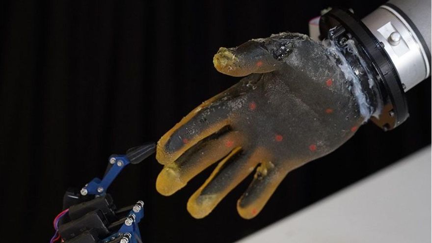 Crean una piel electrónica para robots que les permite sentir como un ser humano